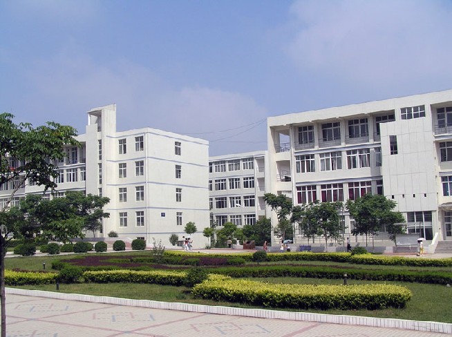 河南城建學(xué)院成人教育學(xué)院校園一角環(huán)境.jpg